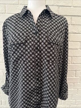Chico’s Size 2 Black & White Geometric Print Button-Up Shirt